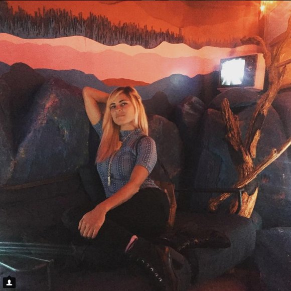 Meet your Posher, Hillary - Picture 3 of 8